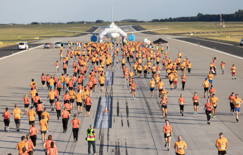 A full airside capacity 1,024 entrants pack Runway 13L/31R for the 10thBudapest Airport Runway Run.(Photo credit: Budapest Airport/Gergely Zákány)